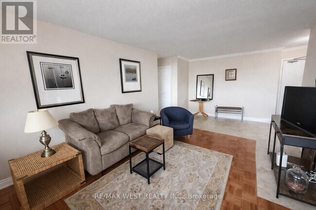 Building Photo - 541 Blackthorn Ave