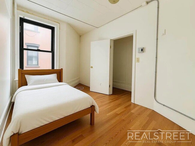 Foto del edificio - Rare Deal for a Spacious 2-Bedroom in Prime Bushwick with Gorgeous Views Overlooking Maria Hernandez