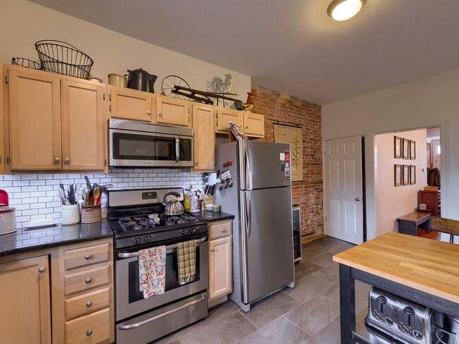 Building Photo - 207 Calder St