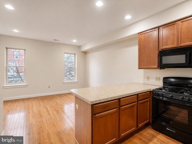 Building Photo - 2542 W Girard Ave
