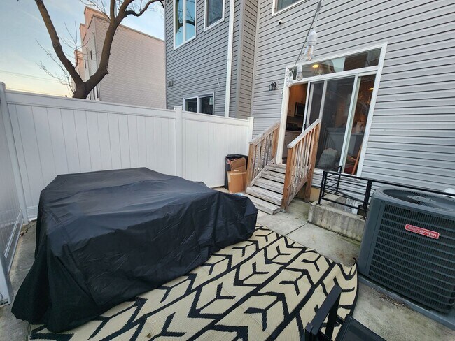 Foto del edificio - Huge 4 bed 3 bath with roofdeck, finished ...