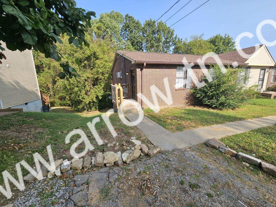 Primary Photo - (221-223) Cedarmont Circle