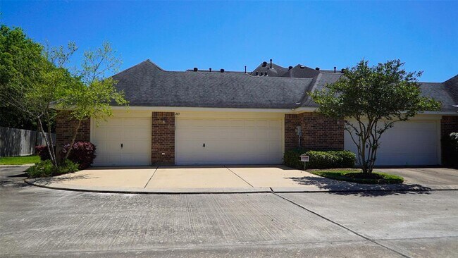 Foto del edificio - 203 Iris Park Ct