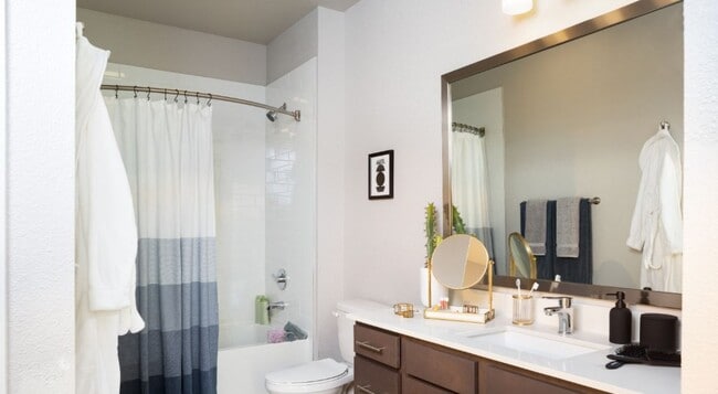 Building Photo - 500 Throckmornton-1507