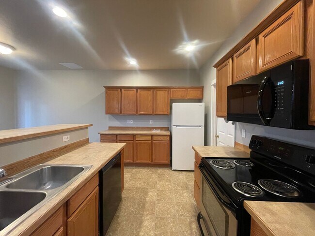 Foto del edificio - BEAUTIFUL 3 BEDROOM AND 2.5 BATHROOM TOWNHOUSE IN SOUTHWEST REDMOND!