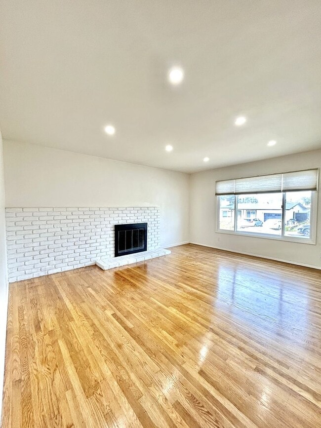 Building Photo - Beautifully Remodeled 3 Bed/1 Bath Home with Fenced Backyard Available NOW!