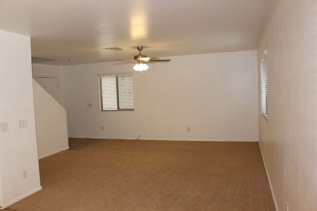 Foto del edificio - 4 bed 2.5 bath Magic Ranch Home