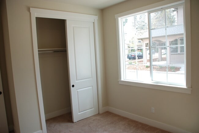 Building Photo - 100 Denardi Ln