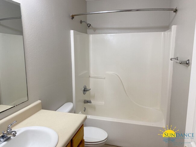 Foto del edificio - Nice 2 Bedroom Duplex in Navarre!