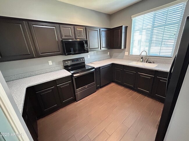 Foto del edificio - 9123 W Meadow Dr