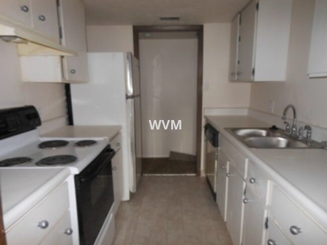 Building Photo - Dayton Green Condo