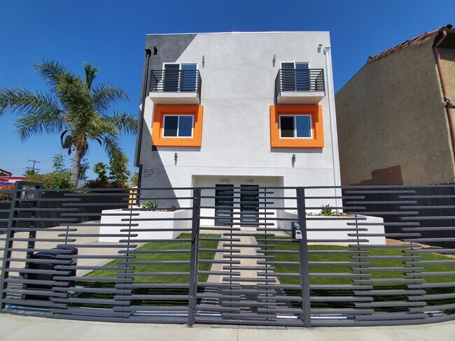 Foto del edificio - 2337 1/2 Crenshaw Blvd