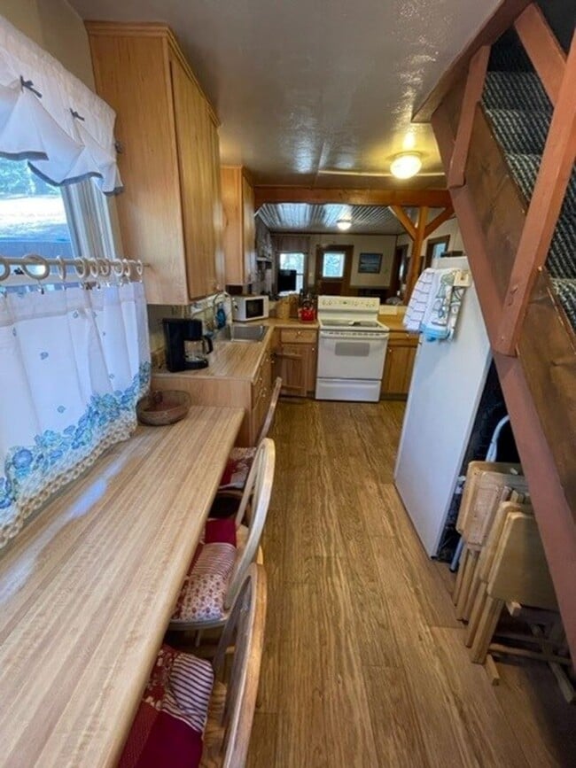 Foto del edificio - Sweet Tahoe Charm Cabin! Available Now!! for a 3-6 month lease or a long term lease! Call and inq...