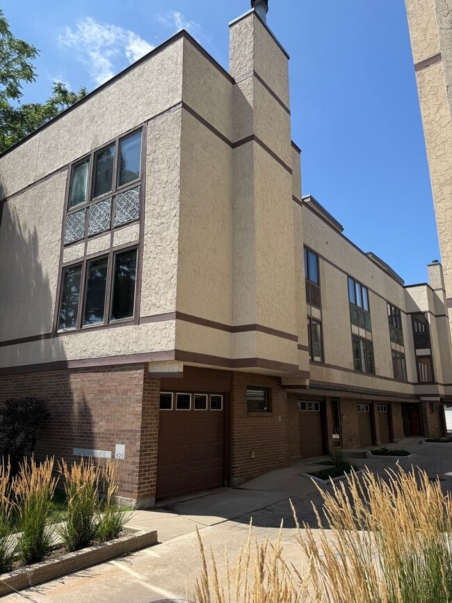Building Photo - 429 S Oak Park Ave