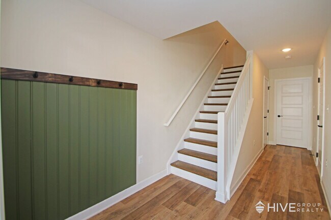 Building Photo - "Impressive 3-Bed Townhouse with Fenced in Backyard!"