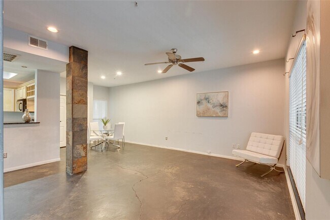 Foto del edificio - Newly Renovated One Bedroom in the Desired Oak Lawn Neighborhood.