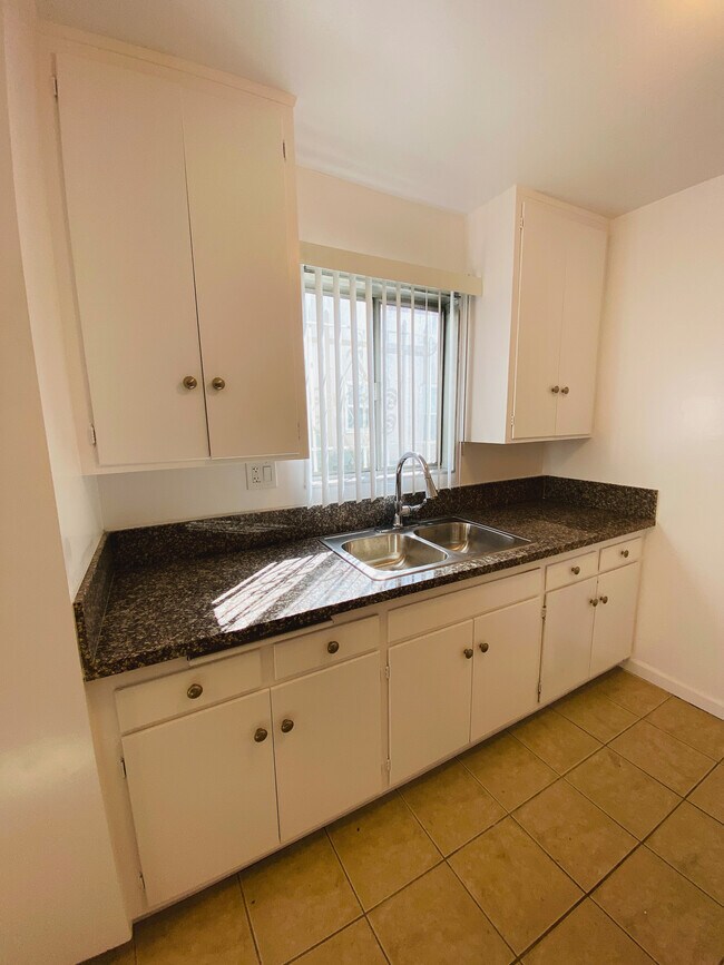 UNIDAD #4 COCINA - 10851 Moorpark St