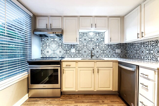 Building Photo - Tramor at the Hills