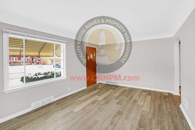 Building Photo - 2 bedroom, 1 bath Cape Cod home with a 1 c...