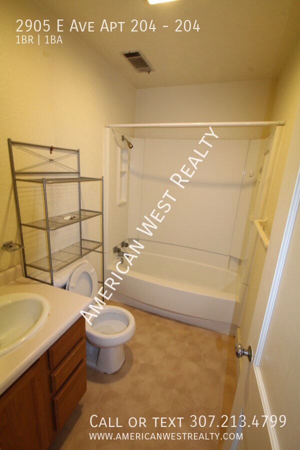 Building Photo - Efficient upstairs apartment