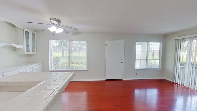 Building Photo - Beautiful 2 Bed 1 Bath Townhome in Hunting...