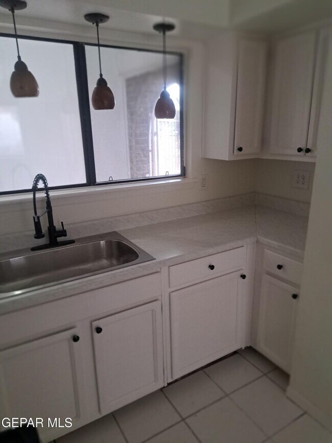 Foto del edificio - 3319 Menard Ln