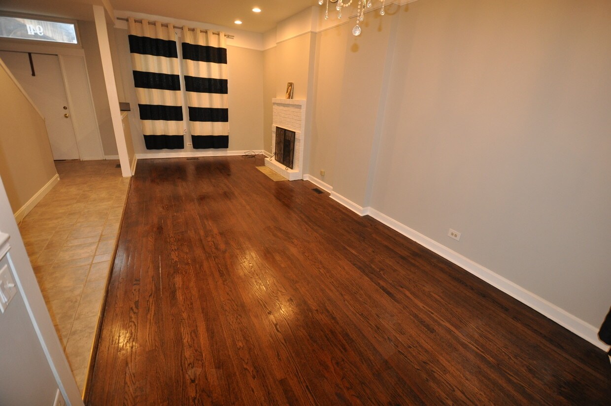 Living/Dining room - 941 W Altgeld St