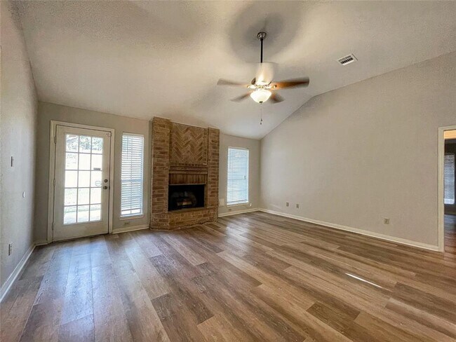 Foto del edificio - 2614 Double Lake Dr