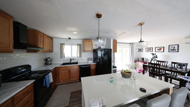 Foto del edificio - 3 Bed 2 Bath - A/C - Large Backyard - Dog Friendly - NAS Whidbey