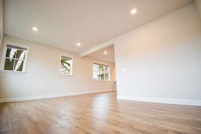 Building Photo - Beautiful 4 Bedroom 3.5 BA Home! Mother in Law Suite, Attached Garage & Top floor Bonus Room!