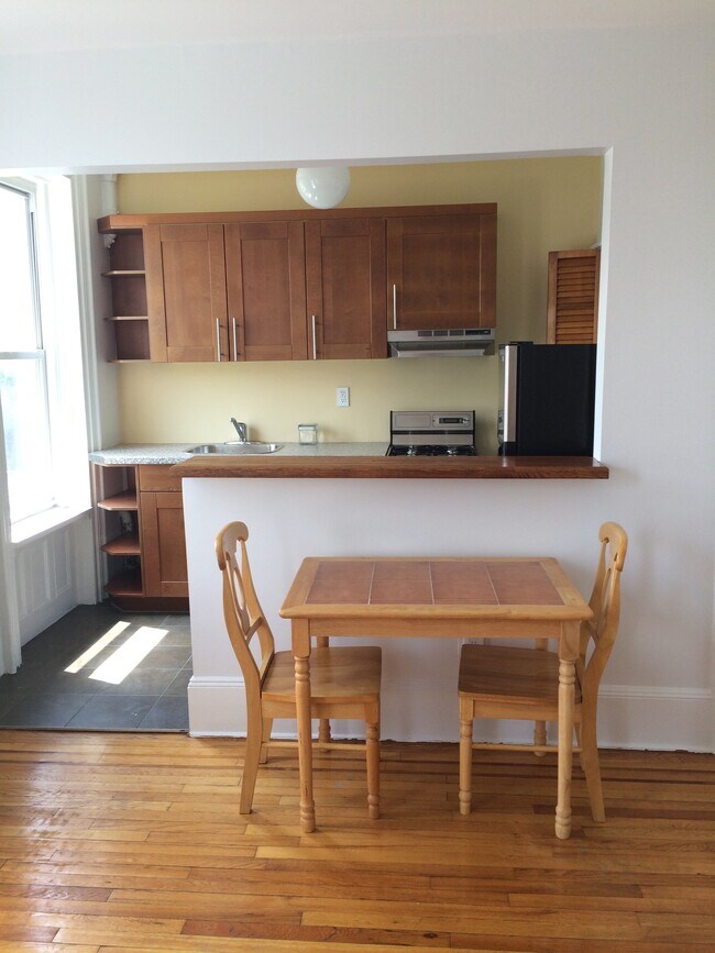 Foto del edificio - Top Floor in a Charming Brownstone