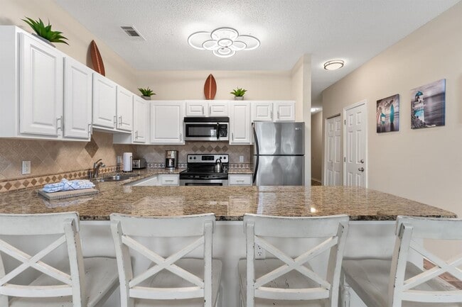 Building Photo - Beautifully furnished 2B/2B condo steps from Gulf of Mexico available for long term lease!