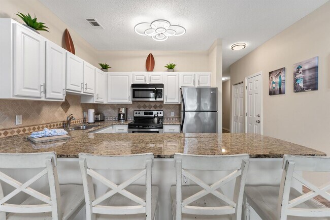 Foto del edificio - Beautifully furnished 2B/2B condo steps from Gulf of Mexico available for long term lease!