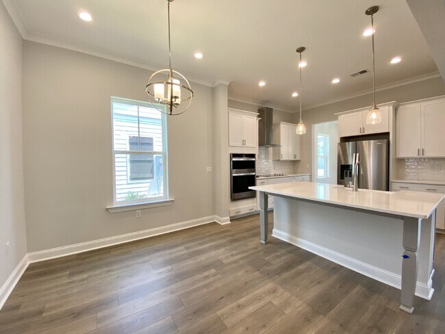 Building Photo - Luxury Living in Hampton Lake!