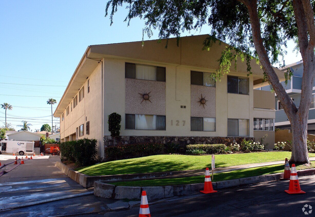 Foto del edificio - 127 W 64th Pl