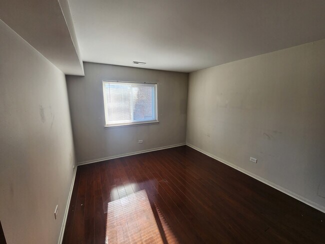 Building Photo - 872 S Plum Grove Rd