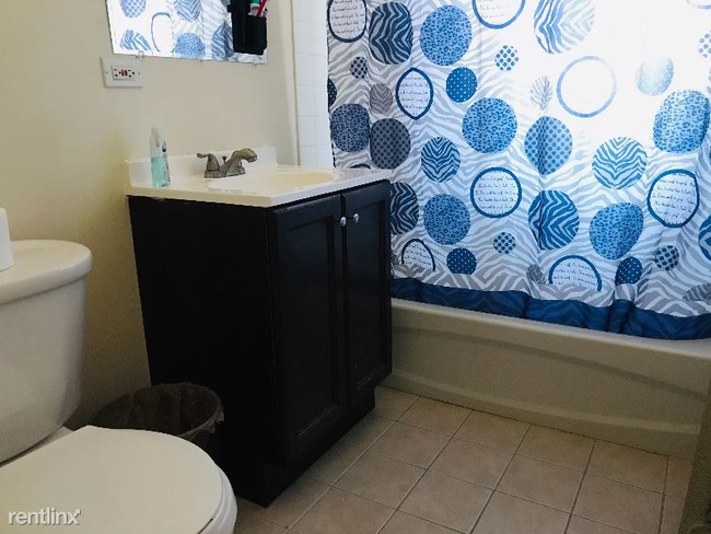 Building Photo - Studio, 1 bath Apartment - 431 E Oakwood Blvd