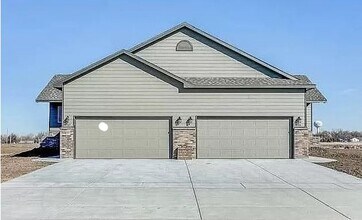 Building Photo - 2102-2106 E Village Estates Dr