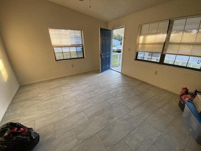 Building Photo - 491 N Sams Point