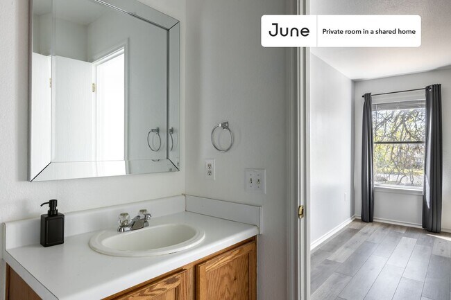 Building Photo - Private bedroom in 3 bed/2.5 bath Home