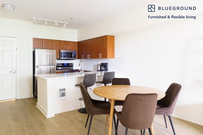 Building Photo - 11000 NE 10th St