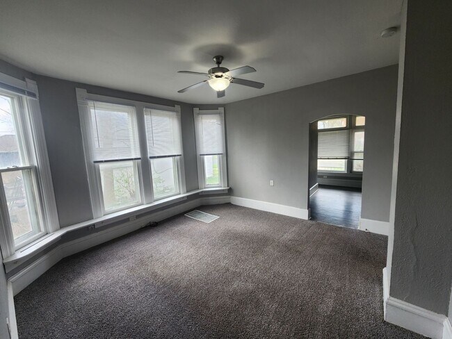 Foto del edificio - Large 4 bedroom house