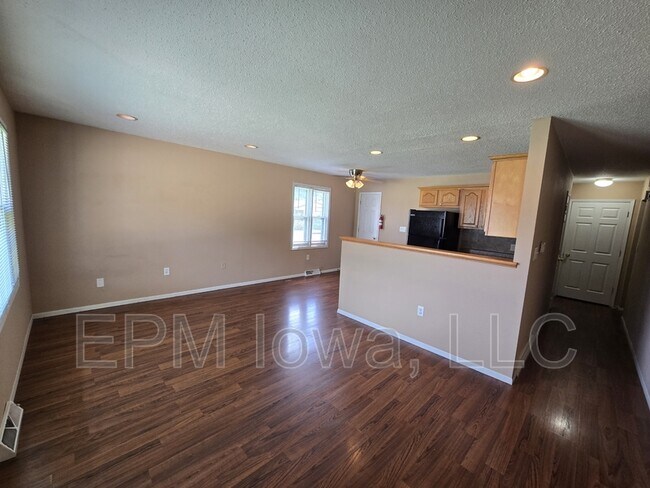Building Photo - 1405 Robin Rd