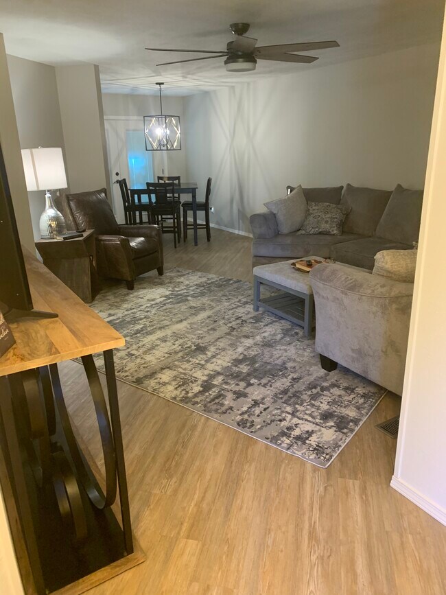 Large living room, cozy furnishings, big screen smart tv - 614 Cooper Estates Dr