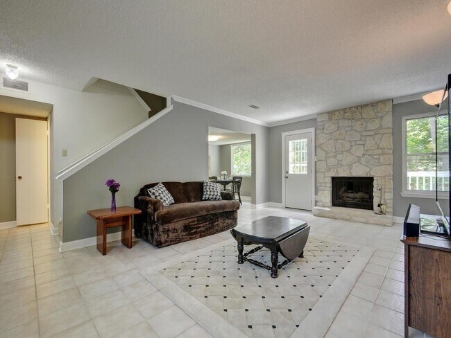 Building Photo - 8421 Spring Valley Dr