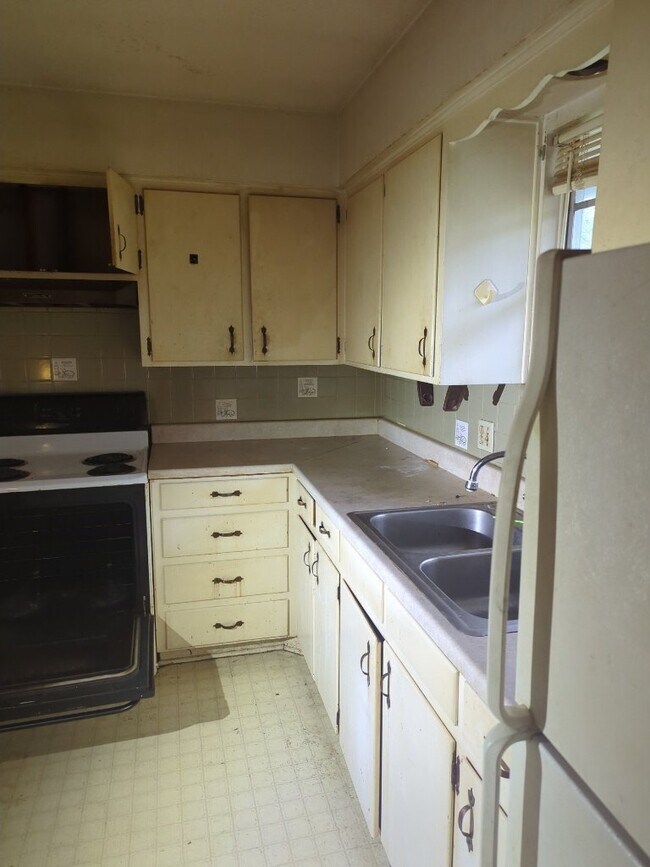 Building Photo - 1606 W 24th Ter S Independence, MO 64052  ...