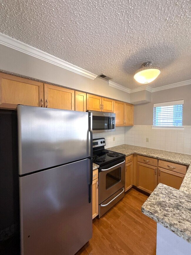 Building Photo - 1 Bedroom Condo Off Randolph Road!