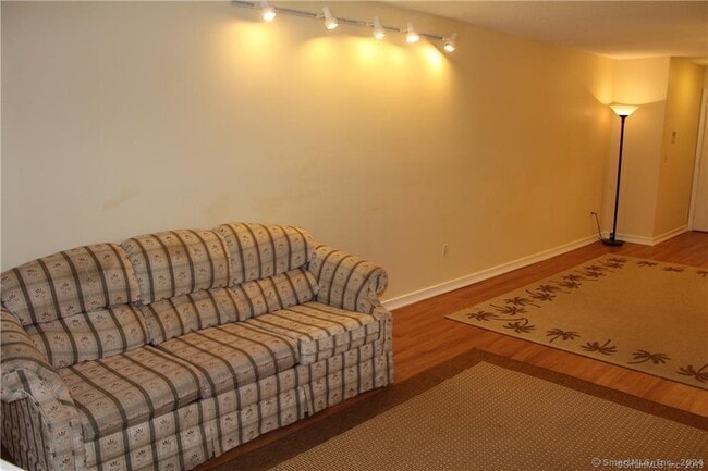 Building Photo - 20 Woodsedge Dr
