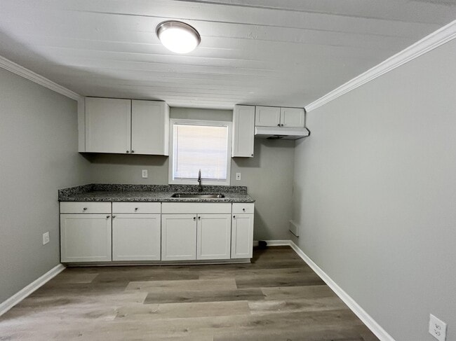 Building Photo - 871 W 11th St