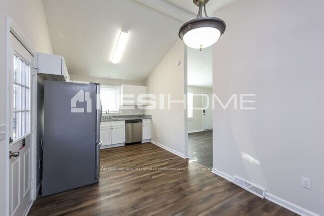 Building Photo - "Welcome Home! Rent easily and live comfor...